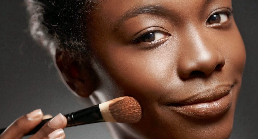 Maquiagem para pele negra: dicas e truques
